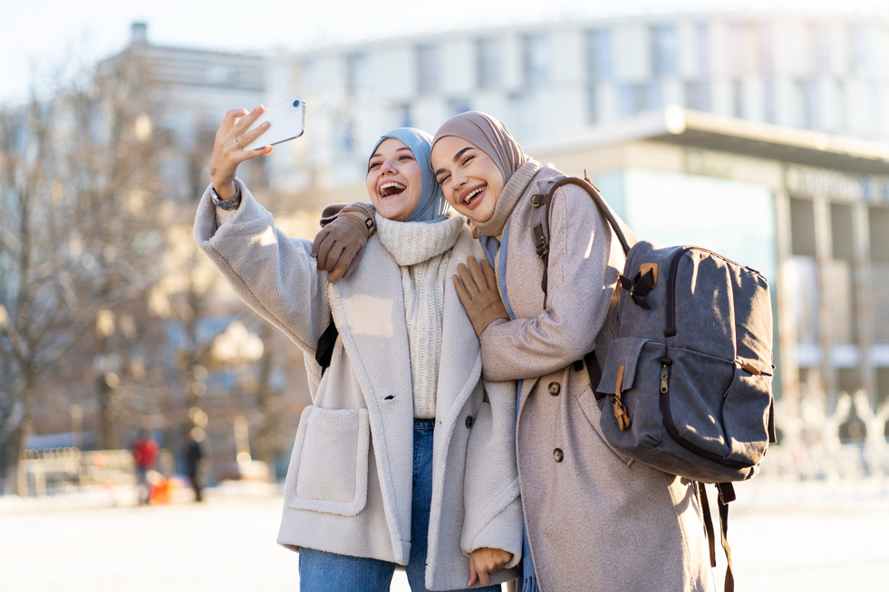 Temukan inspirasi outfit traveling santai tapi elegan yang nyaman digunakan saat liburan. Pelajari cara mix and match pakaian agar tetap stylish dan praktis selama perjalanan.