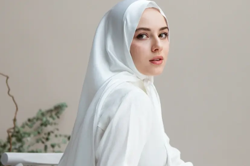Fashion syar’i modern hadir bukan untuk membatasi kreativitas, tetapi justru memberi ruang bagi muslimah untuk tetap tampil stylish dengan cara yang elegan dan sopan.