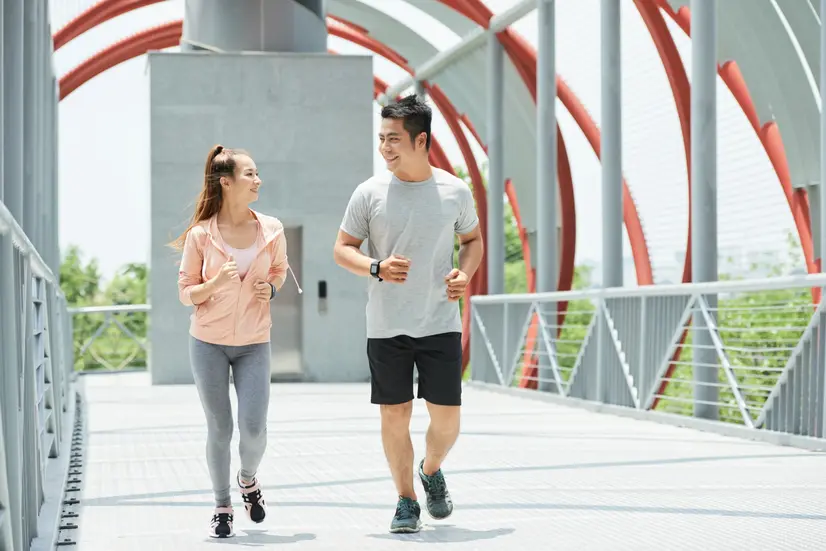 inspirasi outfit sporty untuk laki laki dan perempuan modern