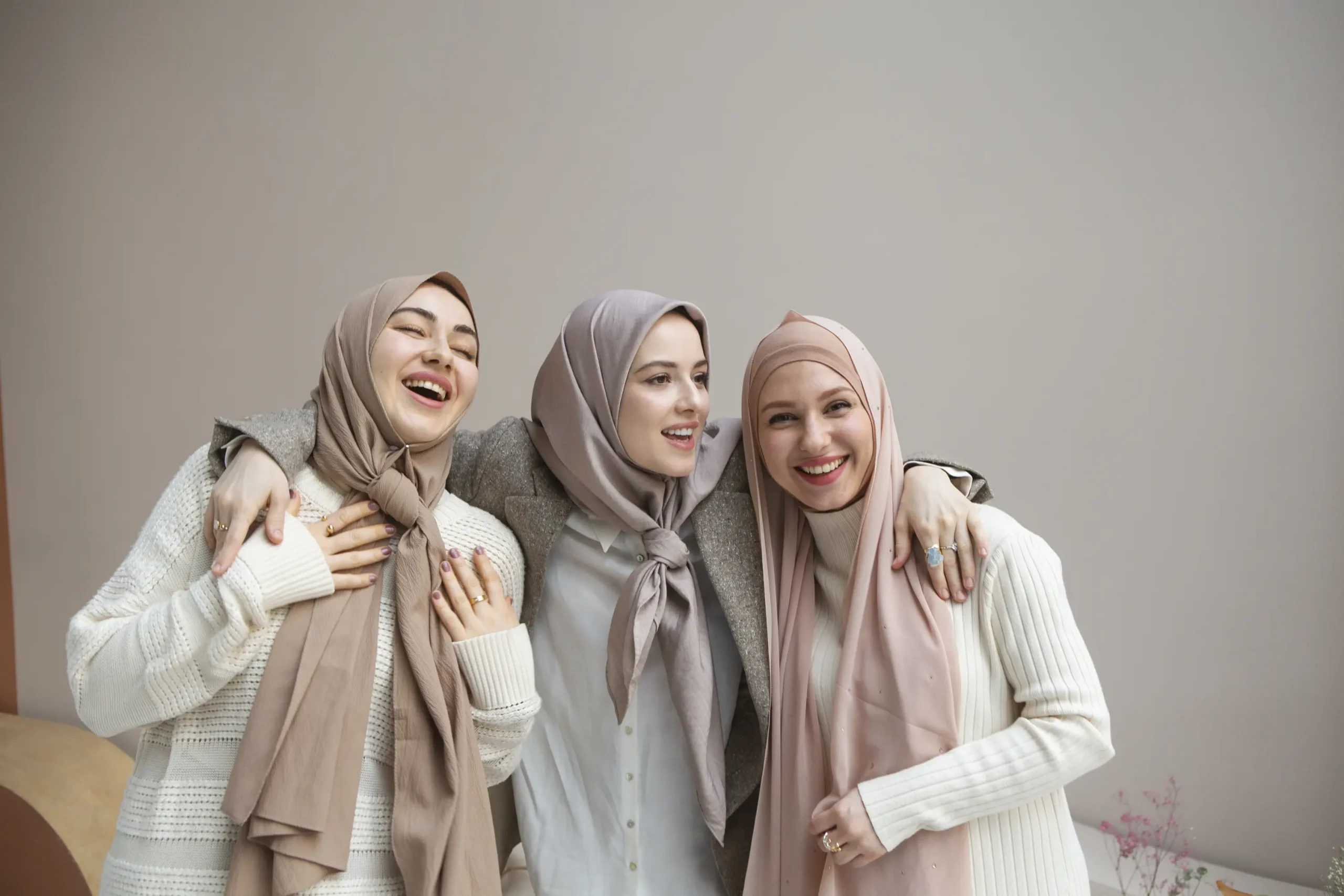 Temukan tren outfit Korean style yang sedang viral, dari gaya oversized hingga clean look yang stylish, nyaman, dan mudah ditiru.